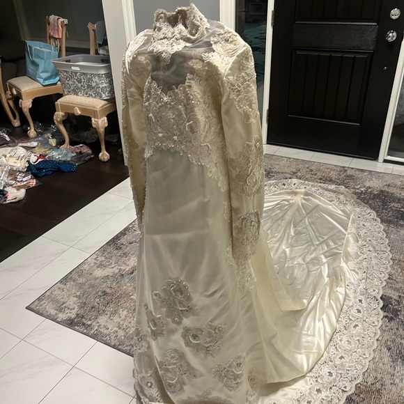 Classic vintage wedding dress with train size extra small off white - Picture 8 of 12